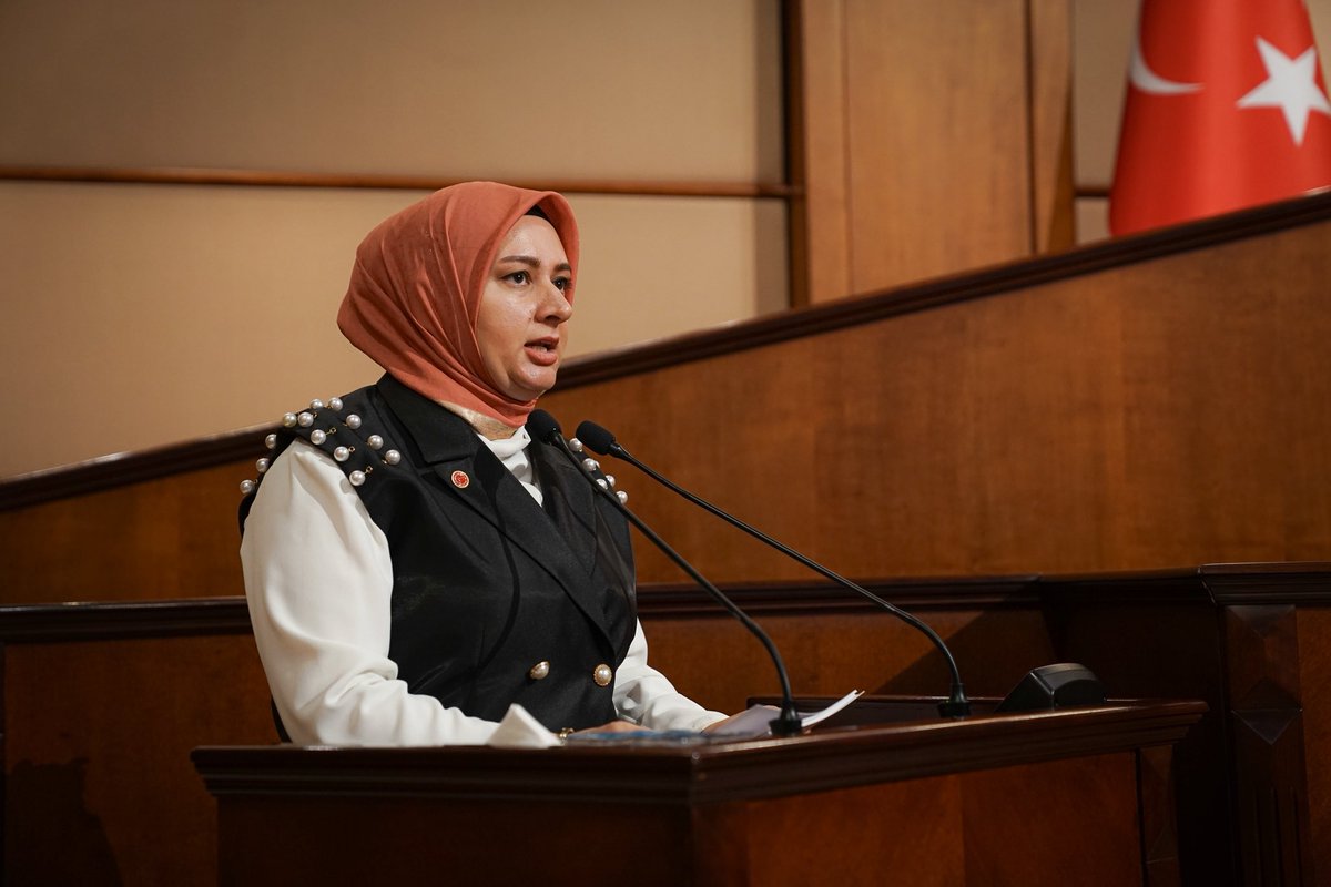 Ne mecliste ne sokakta
Yüzümüz değişmez bizim.
Ne karanlık ne şafakta
Özümüz değişmez bizim.