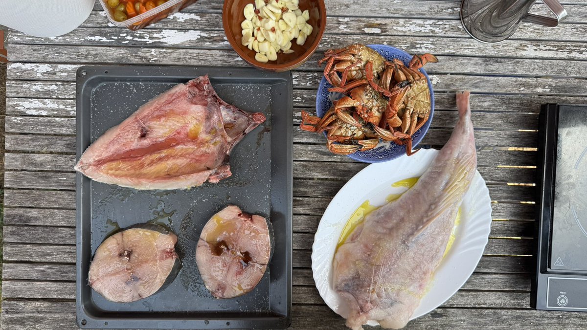 Mise en place de hoy. Íbamos a picar algo sin más pero nos hemos liado un poco. A la brasa!!!