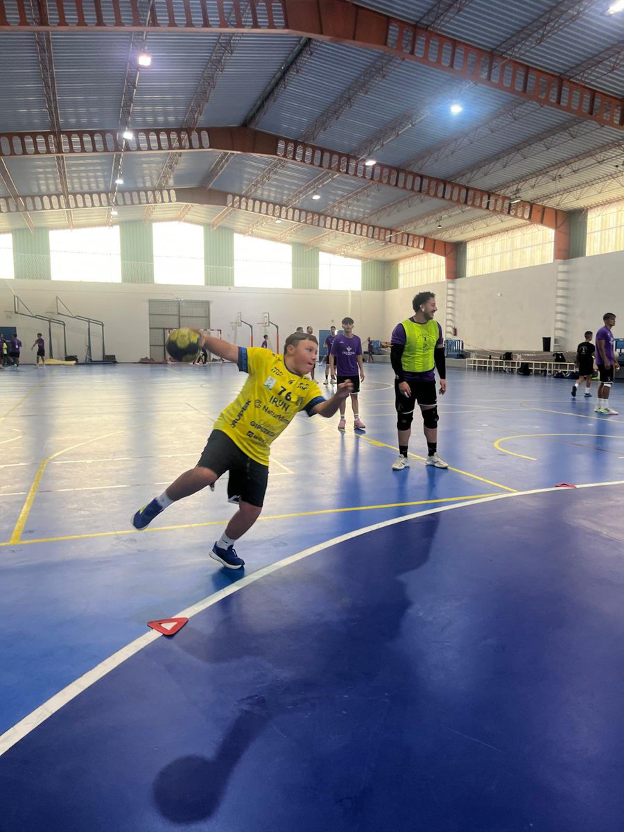 🤾🏻‍♂️ Pretemporada | Los Guerreros de Viriato no paran. 

El primer equipo realizó una visita a los niños del Campamento de Sanabria y aprovecharon para realizar sesiones de entrenamiento con los más pequeños.