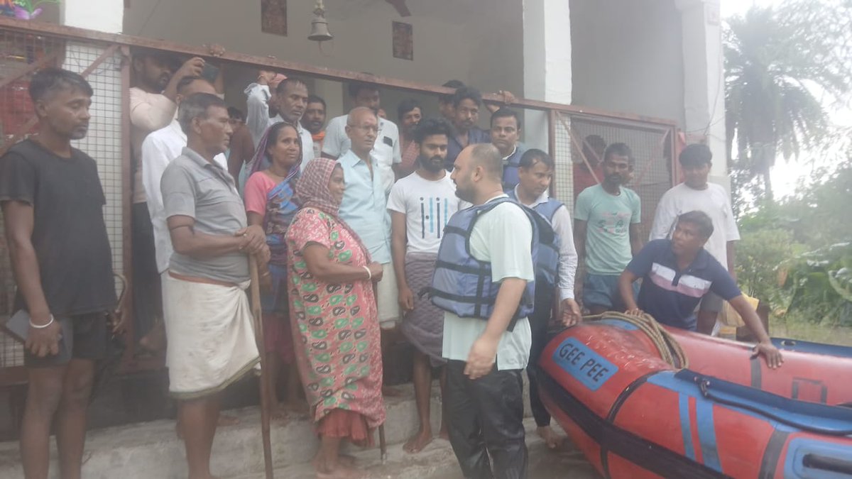 FMNewsUp's tweet photo. हापुड़: डीएम अभिषेक पांडे ने गढ़मुक्तेश्वर के गांव गंगानगर में बाढ़ग्रस्त क्षेत्र का निरीक्षण किया, प्रभावितों को राशन किट बांटी और राहत व चिकित्सा के निर्देश दिए।
#MedicalAid
#FloodInspection
#ReliefDistribution
#GanganagarVillage https://t.co/ufo3YZa5W5