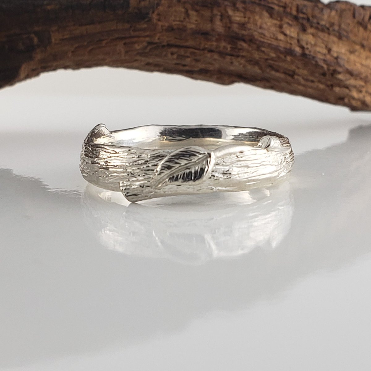 dvjewelrydsgns's tweet image. Say I do with our stunning 14K White Gold Unique Wedding Band. Elegance meets comfort in this timeless piece for just $320. Make your commitment unforgettable. #WeddingBling #GoldJewelry

 Shop Now etsy.com/listing/730767…