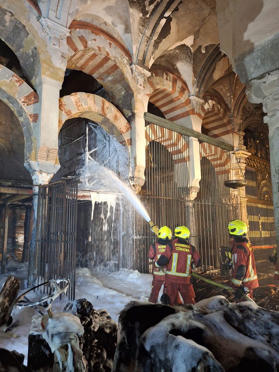 Fernando López 🎙 (@fernanlopezmun) on Twitter photo Ni un tuit, señor presidente <a href="/sanchezcastejon/">Pedro Sánchez</a>. Ha salido ardiendo un bien Patrimonio de la Humanidad del país que dirige.
Sepa que los bomberos y la policía han hecho un trabajo sobresaliente. Ni un tuit, señor presidente <a href="/sanchezcastejon/">Pedro Sánchez</a>. Ha salido ardiendo un bien Patrimonio de la Humanidad del país que dirige.
Sepa que los bomberos y la policía han hecho un trabajo sobresaliente.