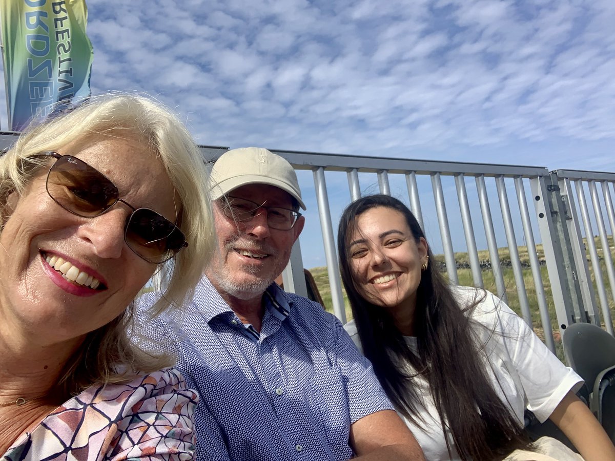 Klaar voor de <a href="/FlowerparadeRB/">Flower Parade Rijnsburg</a> aan de #Boulevard in #Kawijk. Samen met <a href="/Carin_tawfik/">Carin Tawfik</a> en <a href="/dickvanderplas/">Dick van der Plas</a>