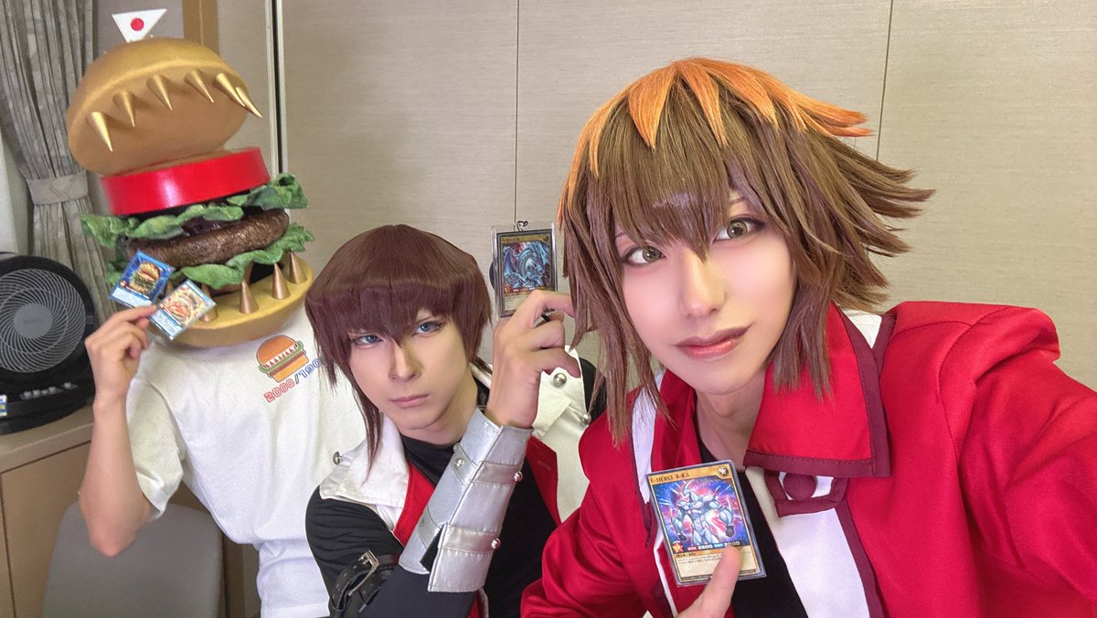 みんなでパック開封してきた✌️
遊戯王コスで開封しよ〜って集まってハングリーバーガーいるのヤバすぎる🍔🍟