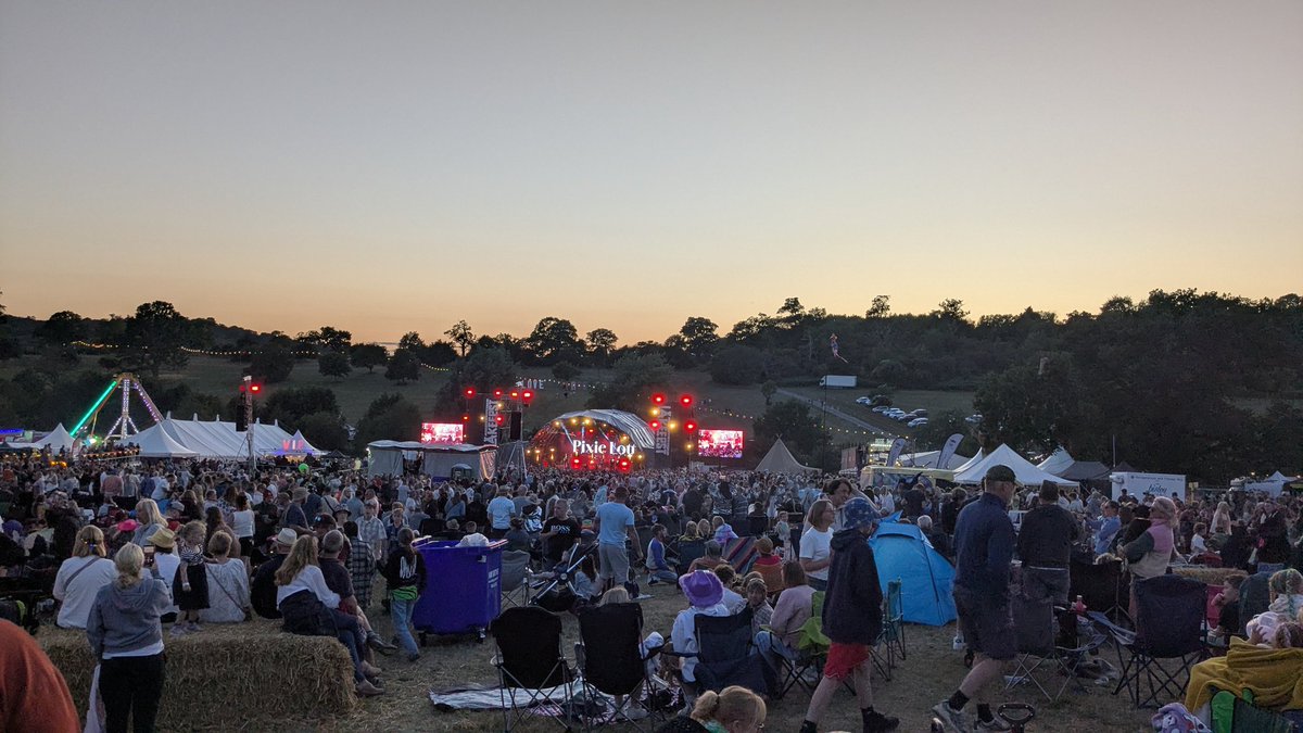 お仕事でイングランド西部のEastnerで行われているLakefestに来ています。ちょっと離れて干草に座ってのんびり観るなどとても感じが良いです。家族で来たい。