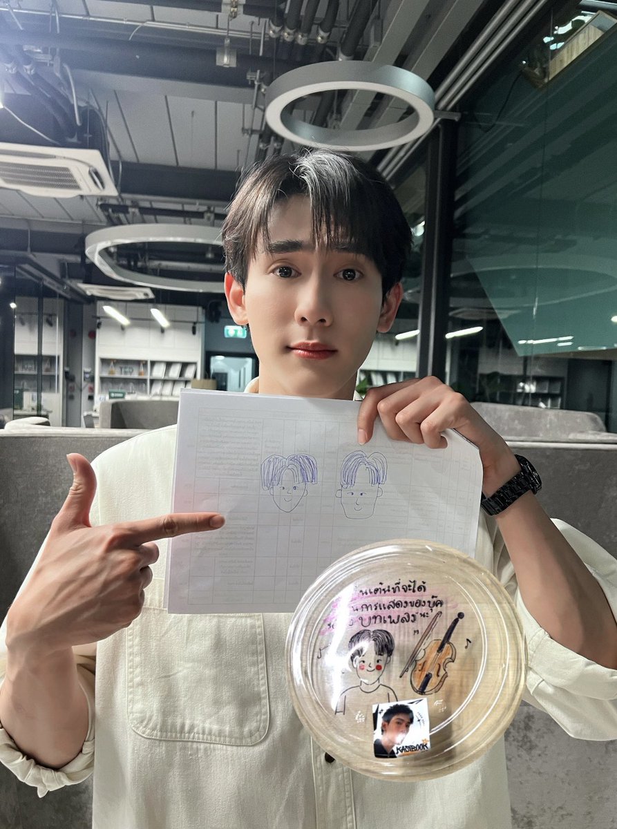 แม่ลองวาดดู เหมือนมั้ย พอจะมีฝากล่องว่างให้แม่วาดไหม ดูจากหน้าบุ๊คบิ๊ค ไม่แน่ใจเลยว่าดีใจมั้ยที่แม่วาด 😅

<a href="/kasibook/">กษิบ๊อง (ปลูกผลเขือเทศ)</a>