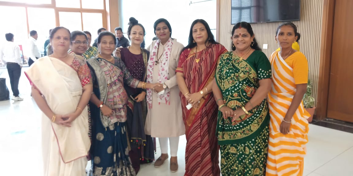 Trupti Kadiya -(Modi Ka Parivar) KESARI MERI SAKHI (@truptikadiya) on Twitter photo રક્ષાબંધનના પવિત્ર પર્વે રાજ્યના યશસ્વી, મૃદુ અને મક્કમ મુખ્યમંત્રી શ્રી <a href="/Bhupendrapbjp/">Bhupendra Patel</a> જીના નિવાસસ્થાને(રાજભવન) મહિલા મોરચાની બહેનો સાથે રક્ષાસૂત્ર બાંધી રક્ષાબંધનની હર્ષભેર ઉજવણી કરી..
આ શુભ અવસરે બહેનો દ્વારા મુખ્યમંત્રીશ્રીના દીર્ઘ આયુષ્ય અને પ્રગતિ માટે શુભેચ્છાઓ પાઠવી. રક્ષાબંધનના પવિત્ર પર્વે રાજ્યના યશસ્વી, મૃદુ અને મક્કમ મુખ્યમંત્રી શ્રી <a href="/Bhupendrapbjp/">Bhupendra Patel</a> જીના નિવાસસ્થાને(રાજભવન) મહિલા મોરચાની બહેનો સાથે રક્ષાસૂત્ર બાંધી રક્ષાબંધનની હર્ષભેર ઉજવણી કરી..
આ શુભ અવસરે બહેનો દ્વારા મુખ્યમંત્રીશ્રીના દીર્ઘ આયુષ્ય અને પ્રગતિ માટે શુભેચ્છાઓ પાઠવી.