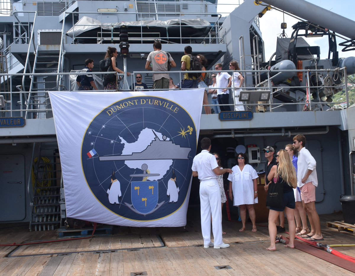 [#visite] A l’occasion de la fête patronale des Saintes, le bâtiment de soutien et d’assistance outre-mer (#BSAOM) Dumont d’Urville sera en escale à Terre-de-Haut du 12 au 15 août.
 ➡️ Visite libre du navire  :
•  Vendredi 15/08, de 9h00 à 12h00
•  Samedi 16/08 de 9h00 à 12h00