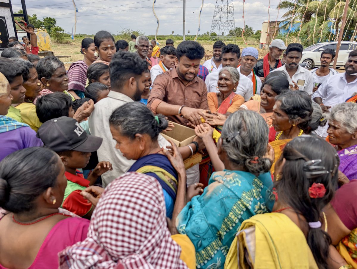 இந்திய சுதந்திரத்திற்கு 310 ஆண்டுகளுக்கு முன்பே உரிமை முழக்கமிட்டு ஆங்கிலேயப் படைகளை விரட்டியடித்த மாமன்னர் பூலித்தேவரின் தளபதி வெண்ணிக்காலாடியாரின் புண்ணியபூமி பச்சேரி கிராமத்தில் கோவில் கொடைவிழாவிற்கு செல்லும்முன், அன்னாரின் திருஉருவச் சிலைக்கு வீரவணக்கம் செலுத்தி இனிப்புகளை
