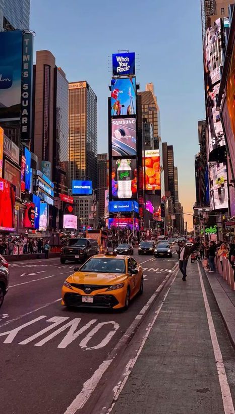 #مصطلحات_جغرافية  
🌍 التحضر | Urbanization 
التحضر هو عملية ديموغرافية واقتصادية معقدة تشير إلى انتقال السكان من المناطق الريفية إلى المناطق الحضرية، مما يؤدي إلى زيادة نسبة سكان المدن مقابل سكان الريف. تعتبر هذه الظاهرة أحد أبرز مؤشرات التطور الاقتصادي، حيث ترتبط بالتحول من