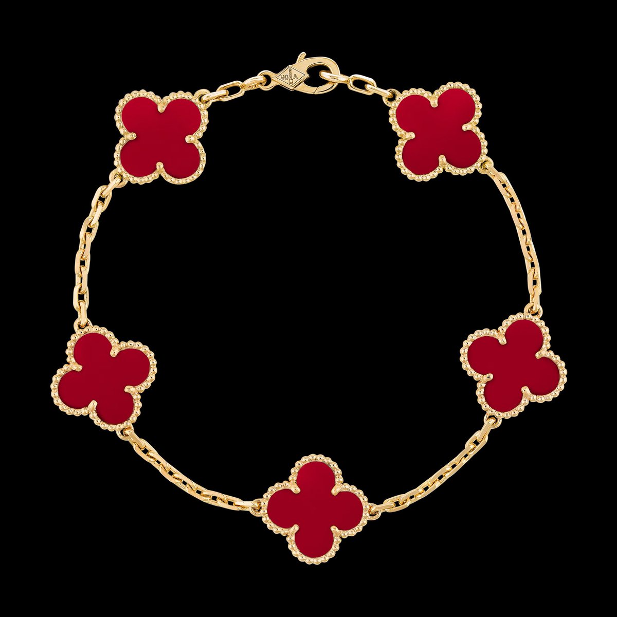 hi carats 🥹 to those @ ammb earlier if you found a bracelet like this PLS PLS dm me hueheueu it’s a gift from my mom so pls 🥹 i’m willing to give 15k cash + svt albums to the person who can give this back to me heiejdueueu pls help rt to spread !