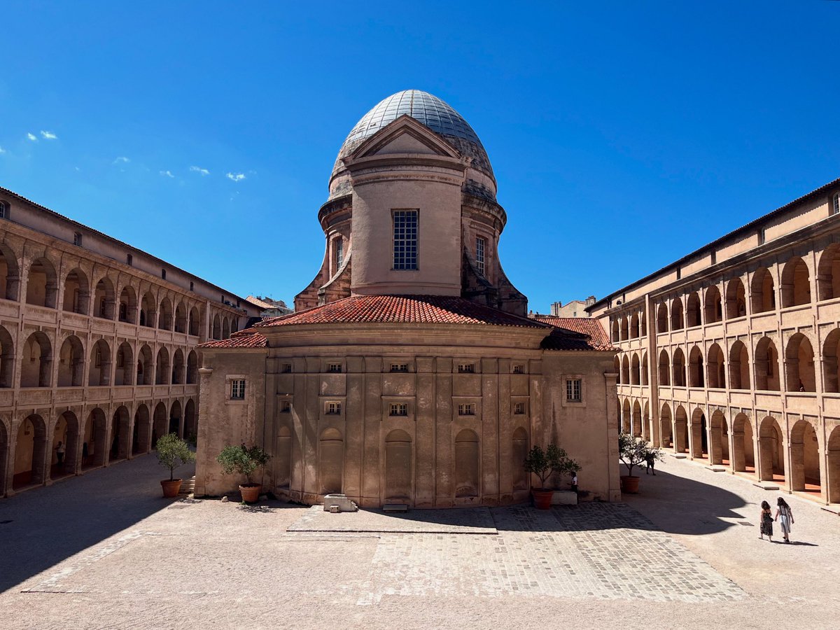 mikaelsilf's tweet image. By the way, just a short walk from the #cathedral is the old almshouse, #VieilleCharité, with its beautiful arcaded walkways. Entry to the complex is free, so it’s well worth a quick visit too 🤓😉🔜