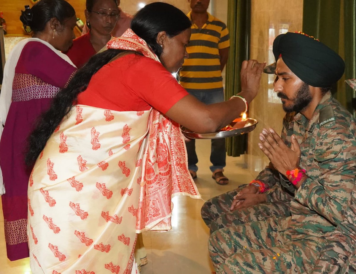 AN_Command's tweet photo. #AndamanNicobarCommand Bonds with People! On Raksha Bandhan, 22 #Students & 6 staff members from #VanvatiKalyanAshram tied rakhis to soldiers of #Armycomponent at #Brichgunj, expressing heartfelt gratitude for safeguarding the nation. The event was followed by sharing of sweets and gifts to young sisters. Their heartfelt rakhis symbolize the unbreakable bond between the nation & its protectors.
#RakshaBandhan #NationFirst #SangheShakti #ANC
@HQ_IDS_India @DefenceMinIndia @SpokespersonMoD @IndiaCoastGuard @MIB_India @PIB_India @adgpi @IAF_MCC @IndianNavy @indiannavymedia @ANI @DDNewslive @airnewsalerts
