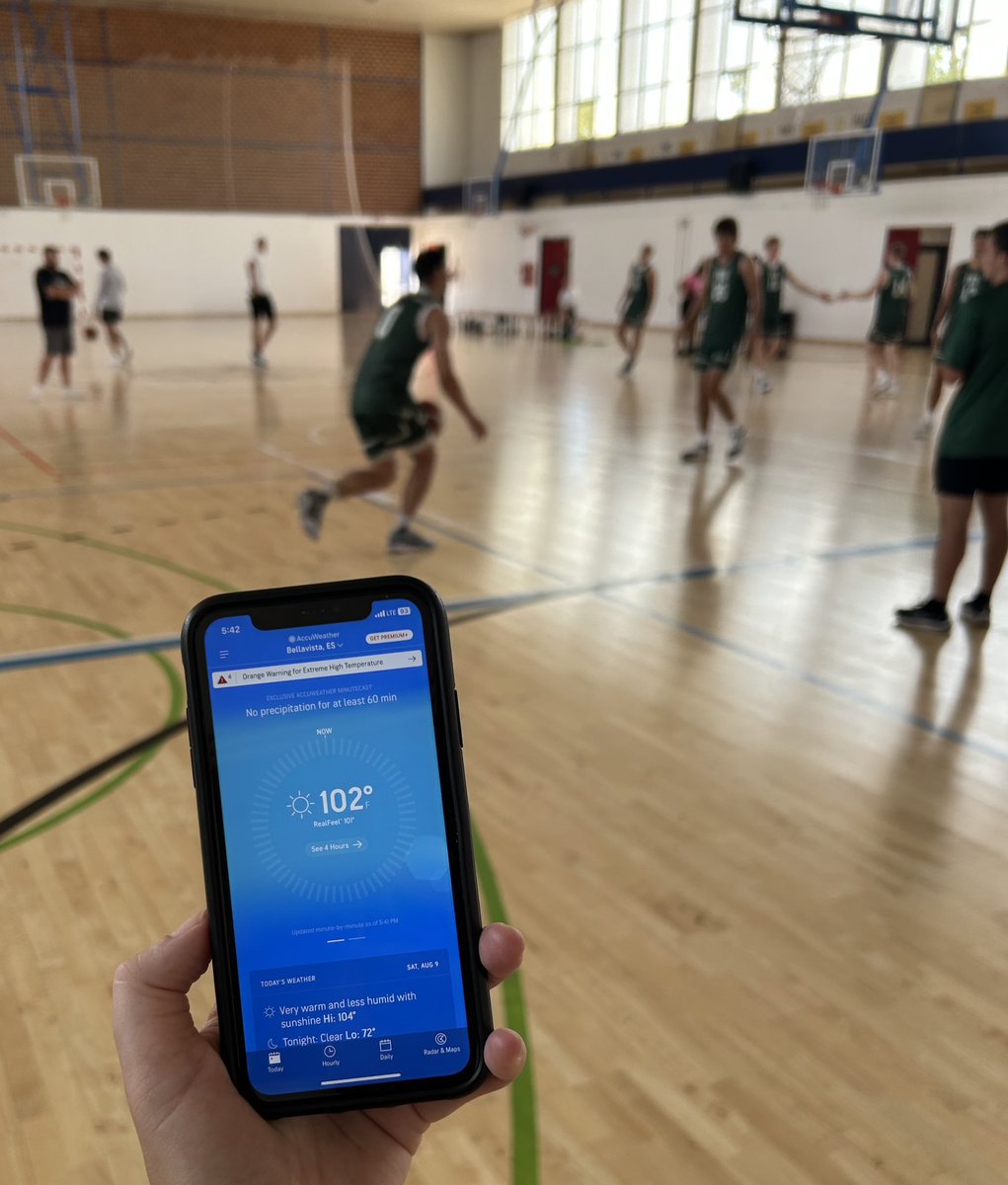 IWUBasketball's tweet image. Titans about to tip off against the University of Manitoba at Centro Deportivo Bellavista in Seville, Spain. That’s the outside temperature with no AC in the gym. #enfuego #youthoughtfredyoungfieldhousewashot.