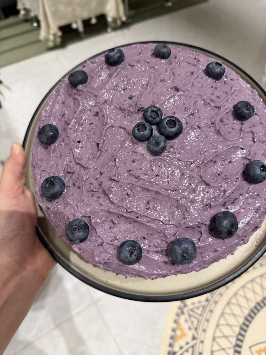 مين قال انه اللي يبغا يأكل صحي لازم يكون جيعان … احلا كيكة صحية كيكة بلو بيري مع زبادي يوناني والطعم خيال