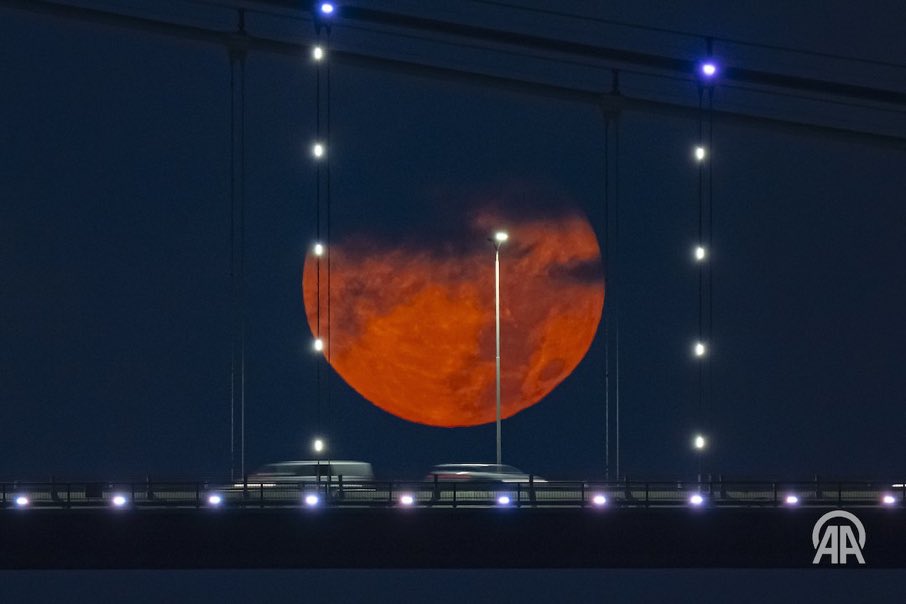 🌕✨ Una noche mágica en Estambul: la luna llena ilumina el icónico Puente del Bósforo, uniendo Europa y Asia bajo su resplandor plateado.
📸: İsa Terli
