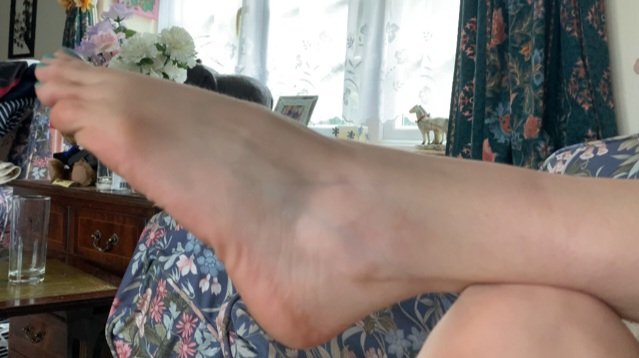 angelofdesirex's tweet photo. High arch, soft sole, and just the right amount of tease 😏💋
Follow me on manyvids 🥰
I post new vids every day 💋💕

#footfetish #feetlover #feetworship #feetmodel #feetvibes #feetarch #bluetoenails #flexiblefeet https://t.co/e4Z6TevjEG