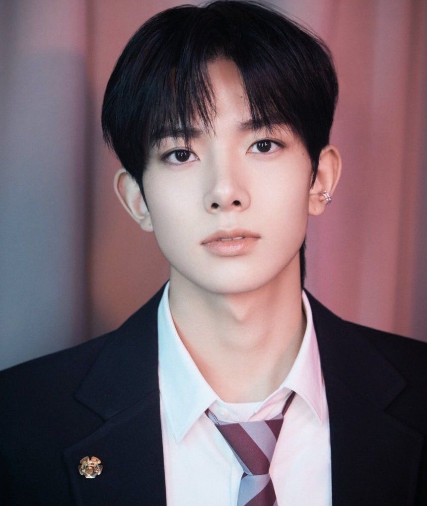 juliesixth's tweet image. anime                                            real life