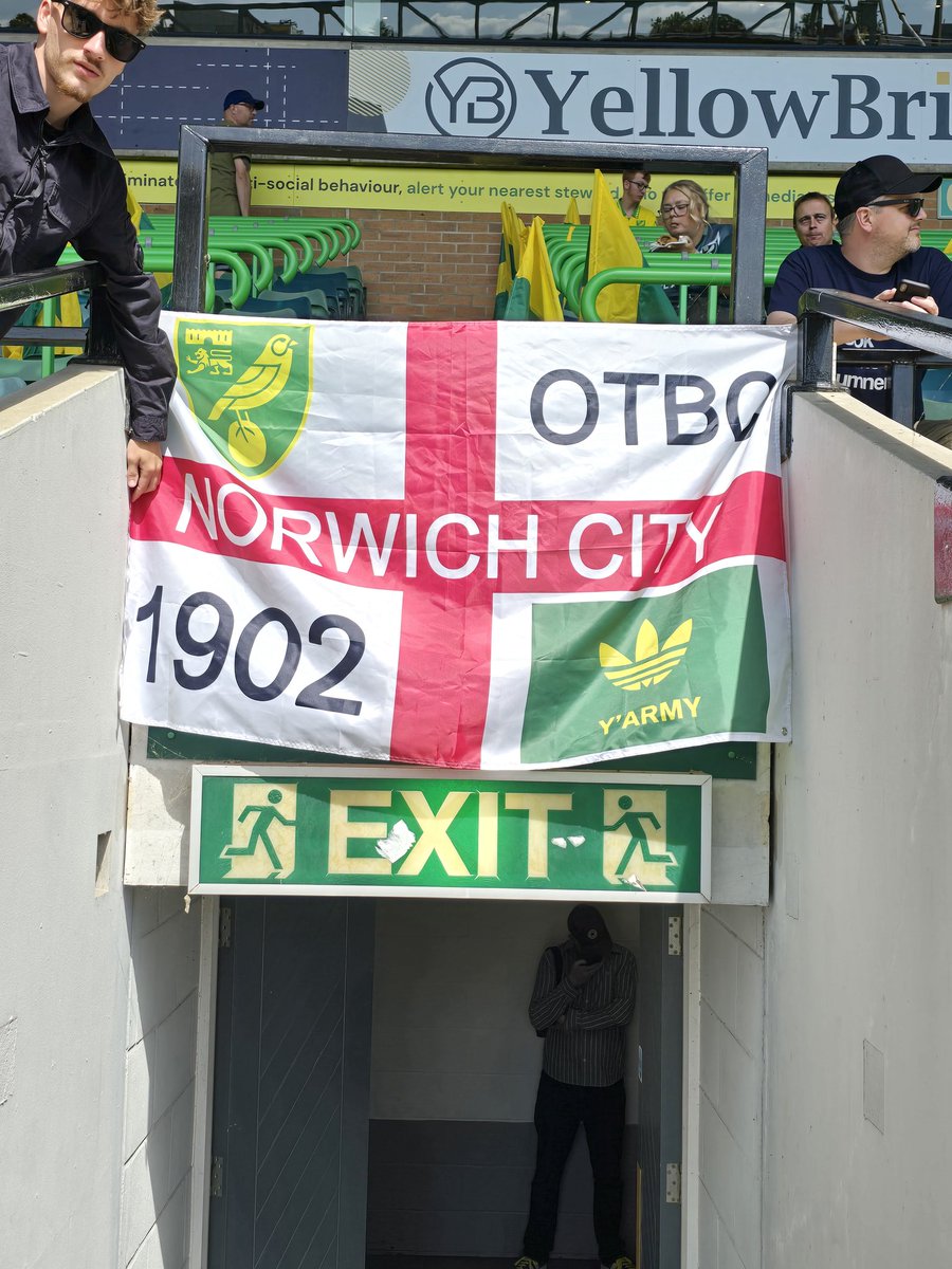 sillettbang's tweet photo. Y'ARMY! OTBC  🟡🟢 #onecitystrong #otbc #norwichcity #otbc #yarmy #ncfc @onecitystrong @NorwichCityFC https://t.co/FpoTGUMzCB