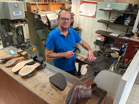 Dans cet atelier situé rue Tlemcen, tout respire le travail à l’ancienne ; du pied de fer jusqu’aux poinçons en passant par la machine à coudre : "Ici, tout est vintage, c’est le même outillage depuis trente ans", s’amuse Jean-François Boursin. larep.fr/gien-45500/eco…