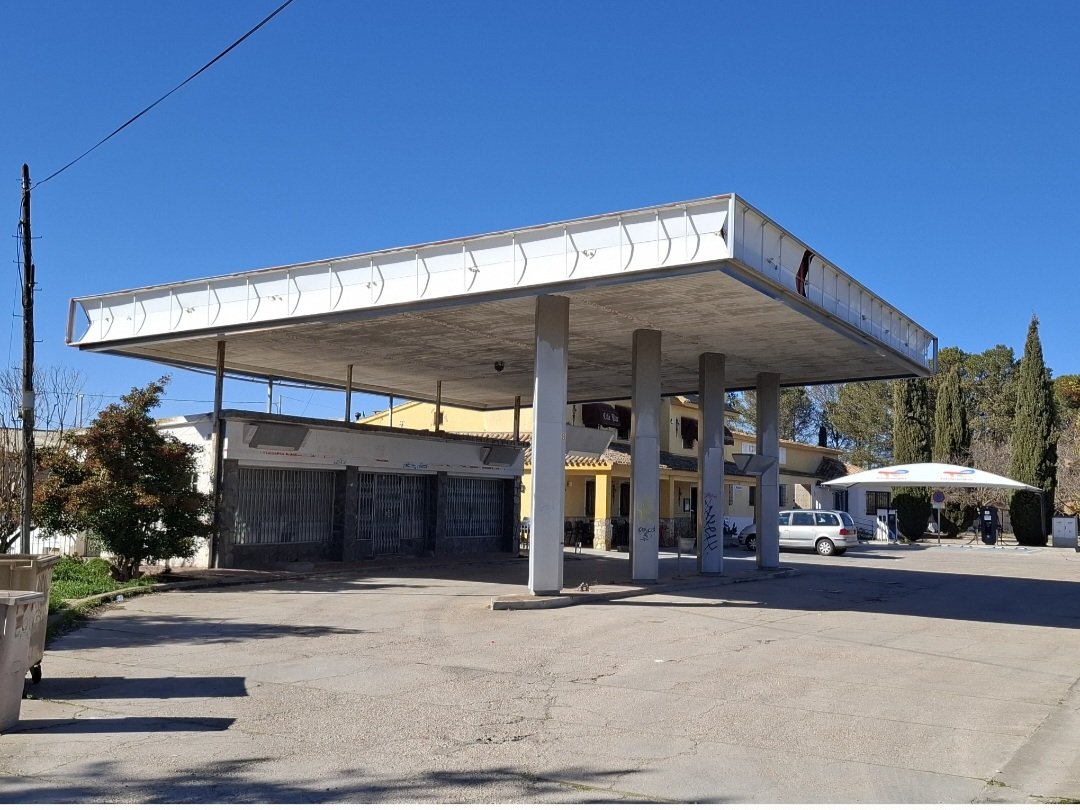 Estaciones de servicio abandonadas o cerradas en: Pau y alrededores, Francia; Arévalo (Ávila) y Saelices (Cuenca). Fotos mías de 2024.