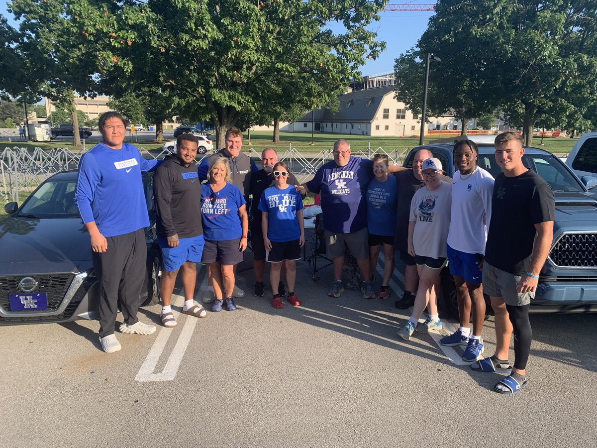 Spunky1nky 🇺🇸 (@monkeybcool123) on Twitter photo 🔵⚪️💙🤍 Thanks to the <a href="/UKFootball/">Kentucky Football</a> players who stopped to visit our Tent City this morning! We appreciate the acknowledgement of our long-standing support! <a href="/pduncan04/">Pam Duncan</a> <a href="/anbest20/">Amanda</a> 🔵⚪️💙🤍 Thanks to the <a href="/UKFootball/">Kentucky Football</a> players who stopped to visit our Tent City this morning! We appreciate the acknowledgement of our long-standing support! <a href="/pduncan04/">Pam Duncan</a> <a href="/anbest20/">Amanda</a>