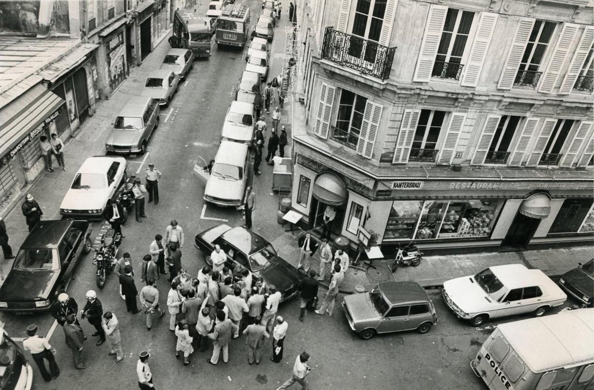 Le 9 août 1982 avait lieu l’attentat antisémite dit de la rue des Rosiers, contre le restaurant de Jo Goldenberg.
6 morts, 22 blessés. Souvenons-nous.
43 ans après il y aura enfin un procès, que justice soit rendue.
