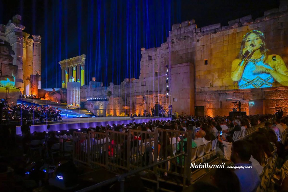 الأعمدة الستة تستمع لصوت هبه 
الفنانة هبة طوجي، تلامس السماء بدفء صوتها  وقفت بين أعمدة بعلبك الستة الشامخة، وكأن هذه الأعمدة شُيِّدت منذ آلاف السنين لتستمع إليها تحديداً. ارتجف الحجر بنبض اللحن الرحباني ، وارتقت النغمة مع الريح لتطرب الجمهور الحاشد، بينما التاريخ نفسه أصغى بخشع.