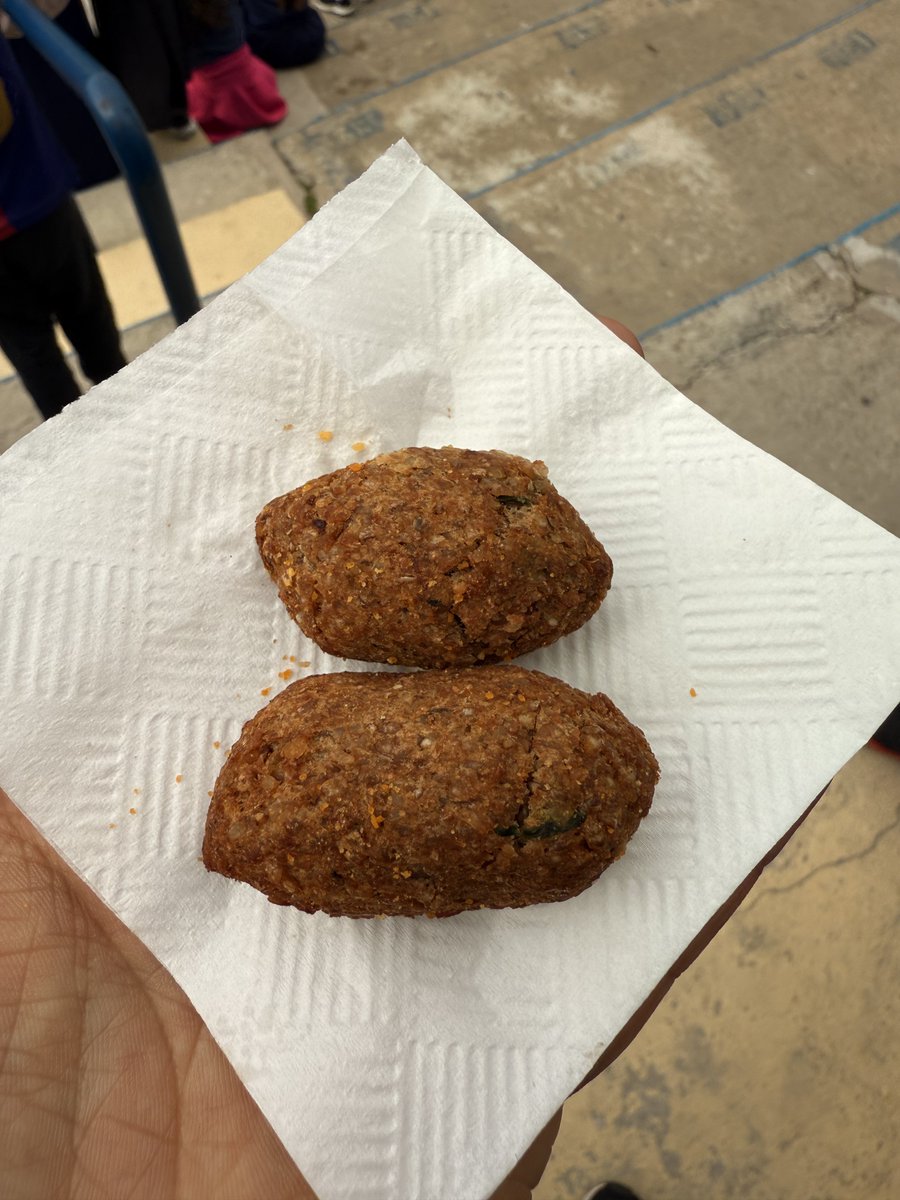 LuizAlcides's tweet image. — Quer comer mais alguma coisa, Álvaro? 
— Aquela coisa marrom em forma de cocozinho. 
— Você quer um quibe, Álvaro? 
— Isso, papai. Um quibe. 
#paternidade #fatherhood