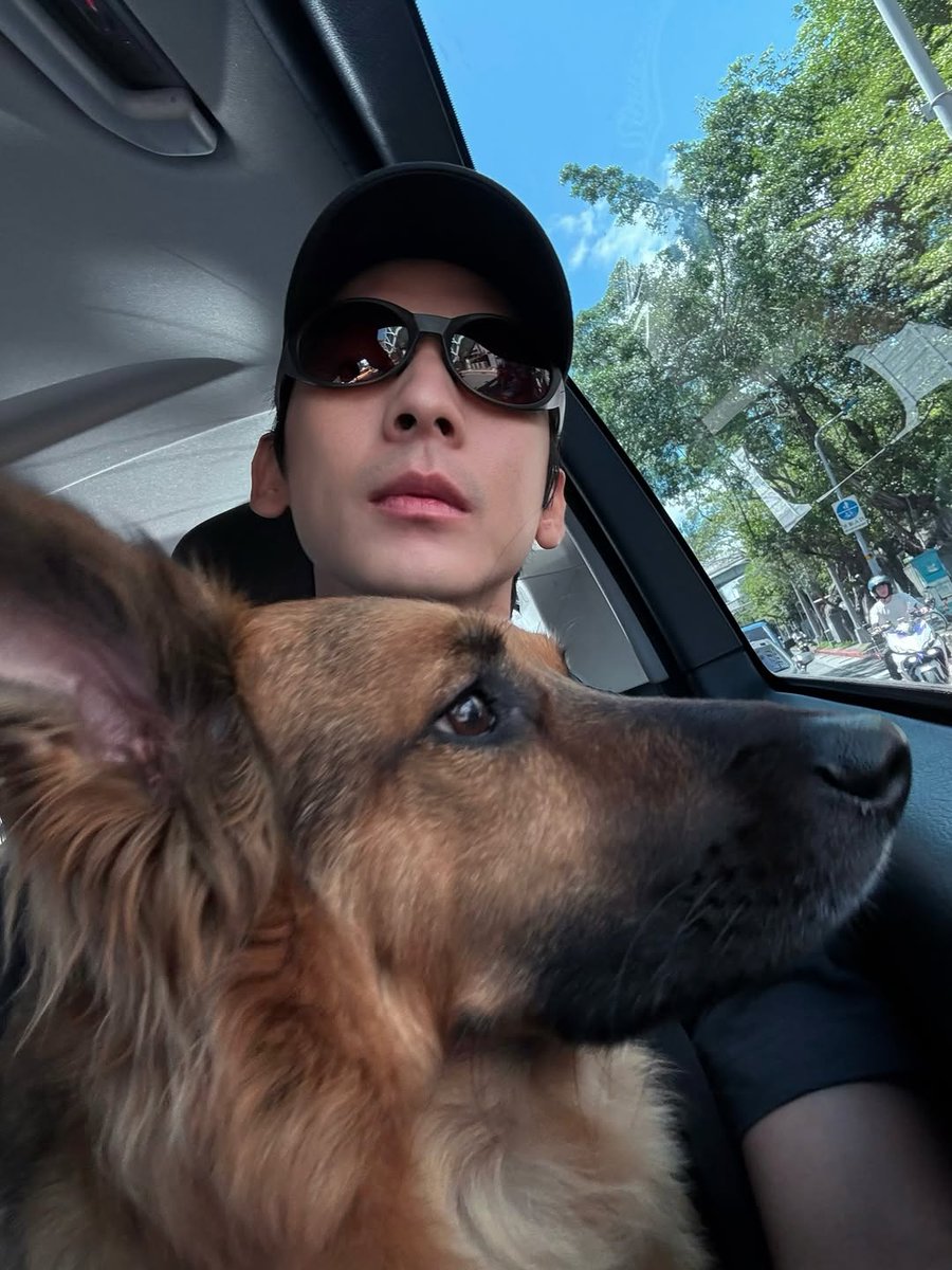 AustinlinTHFC's tweet photo. พ่อหลินและลูกชายของเค้า #林柏宏 ref https://t.co/ES0LxUb6iZ #austinlin https://t.co/rbQogDO12P