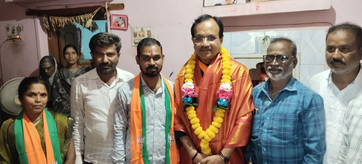 bhagwantkhuba's tweet photo. ಕಾಳಗಿ ಪಟ್ಟಣ ಪಂಚಾಯತ ಚುನಾವಣೆ ನಿಮಿತ್ಯ ಮಧ್ಯಾಹ್ನದಿಂದ ಎರಡನೇ ಹಂತದ ಮನೆ ಮನೆಗೆ ತೇರಳಿ ಮಾತಾಯಾಚನೆ ಮಾಡಿದೆ, ನಮ್ಮ ಮೋದಿ ಸರ್ಕಾರದ ಯೋಜನೆಗಳು ಶತಪ್ರತಿಷ್ಯತ ಜನರಿಗೆ ತಲುಪಿದ್ದು, ಮತಯಾಚನೆಗೆ ತೆರಳಿದ್ದ ಸಮಯದಲ್ಲಿ ಅವರಿಗೆ ಸ್ಥಳದಲ್ಲೇ ತೋರಿಸಿ, ನಮ್ಮ ಅಭ್ಯರ್ಥಿಗಳಿಗೆ ಮತ ಹಾಕಿ ಗೆಲ್ಲಿಸುವಂತೆ ಮನವಿ ಮಾಡಿಕೊಂಡೆ. 
#Kalgi https://t.co/BwLB0sAEGo
