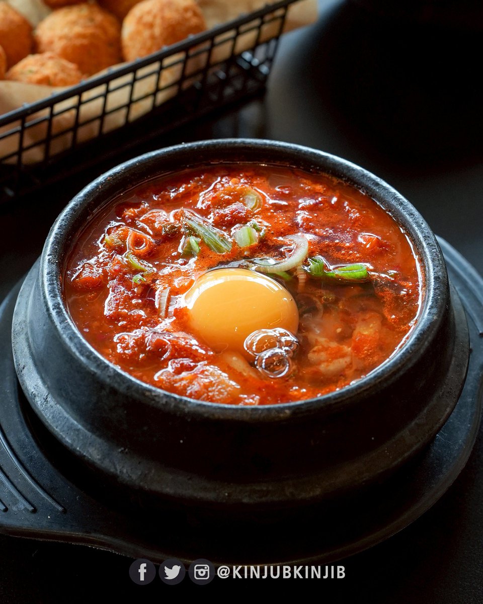 🍗 #ไก่เกาหลีเทสต์ดี แบบเกาหลีออริจินอลต้องยกให้ ไก่ทอดพูราดัก เจ้านี้เลย เป็นไก่ทอดชื่อดังจากเกาหลี กิมมิคที่ไม่เหมือนใครคือเขาจะเอาไก่ไปอบก่อนนำไปทอด ทำให้ไก่มีความกรอบนอกนุ่มใน แล้วคลุกซอสมาแบบฉ่ำๆ มี 6 รส ตามนี้เลย แบล็กอากลิโอ, ชิลลี่ มายองเนส, คอร์น โซ อะเมซิ่ง, มาบูลโร,