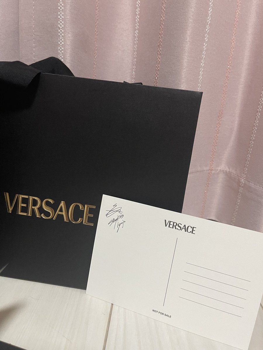 koki96510's tweet photo. HYUNJIN✖︎VERSACE
Thank you!!🙏

#HYUNJINxVERSACE #Hyunjin #유명이
#StrayKids #versace #versacenagoya 
#VersaceSS25 https://t.co/wHCA5q89Xi