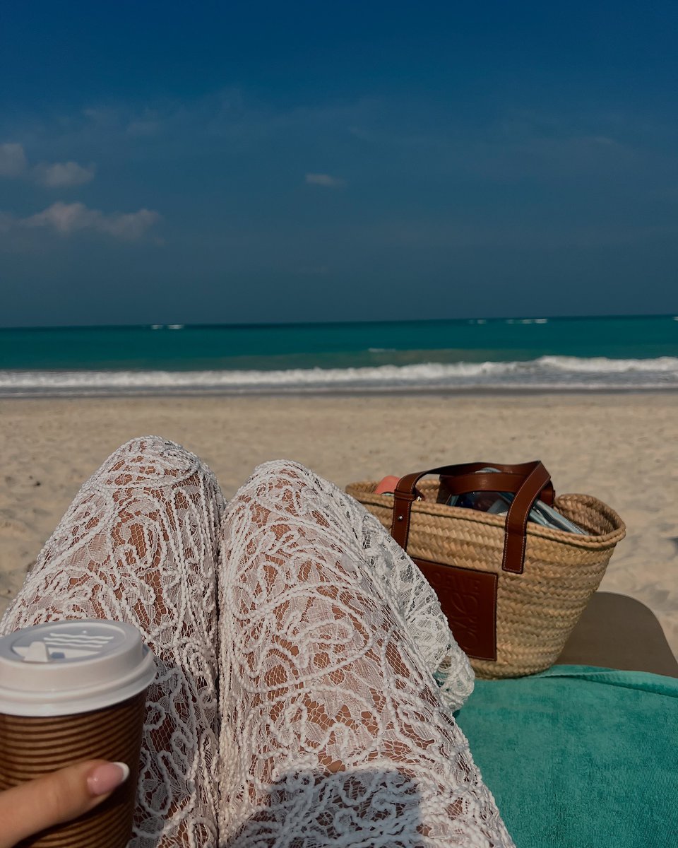 Doria19928's tweet photo. Watch the sea, watch the waves playing on the beach, and listen to the stories brought by the sea breeze.☀️🏝️👙 #weekend https://t.co/amNuXs96Fa
