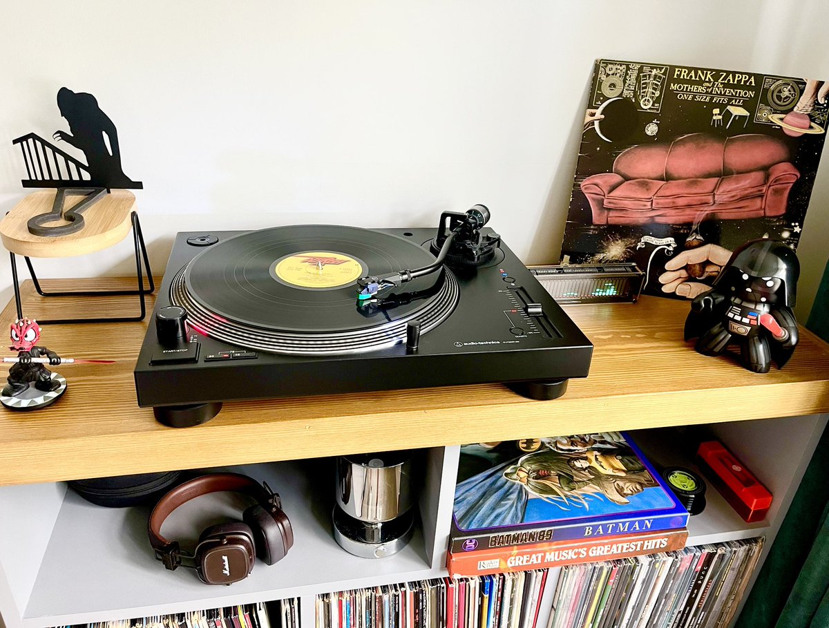 Estoy que doy volteretas. Hoy he encontrado en una tienda de vinilos de segunda mano esta joya que me descubrió <a href="/el_descampao/">🎶 EL DESCAMPAO Podcast 🎶</a> en su Patreon y de la que me enamoré.