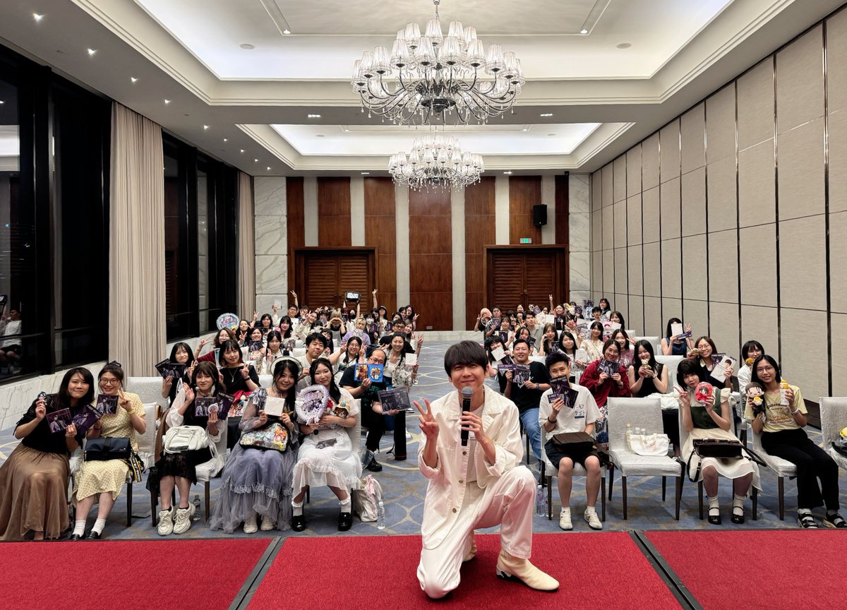 たった今、イベント終了！
実は今日も超限定メンバーの会があったのです🥳

ところが空港に着いてからハプニング続きで…
会場到着から、まさかの5分で登壇！
初のノーメイクでステージに上がりました！笑
これも思い出🫶笑

皆さんの熱い気持ちに感動！！
明日も心から楽しみにしてまーす✨