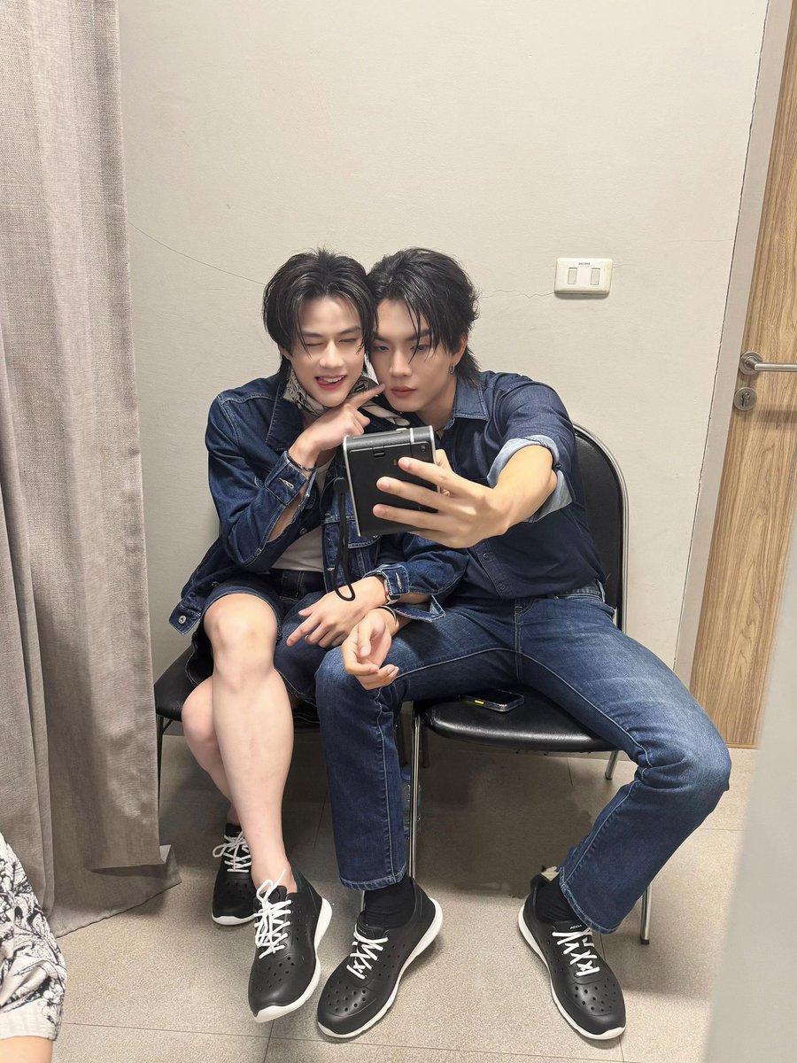 โอ้ พวกเขาน่ารักจนฉันรู้สึกละลายเลยอ่ะ😍
Cr.addaevent

PLAY YOUR STYLE BOATOAT

#ADDAxBoatOat