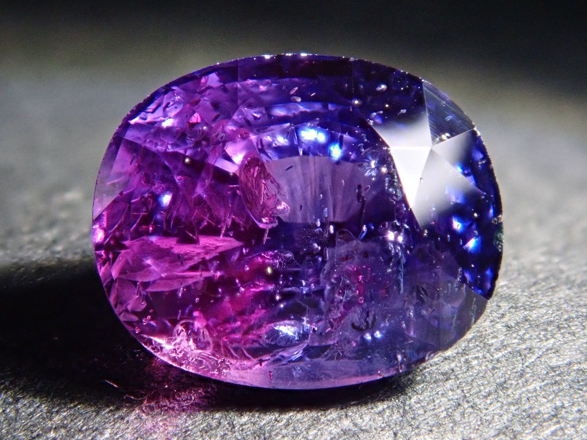 별이 태어나는 장소를 보석을 통해 들여다보는 기분