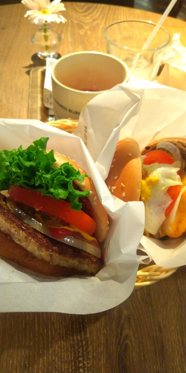RRRuinomi's tweet photo. 今日はポケカ目当てのマックの行列を越えて、フレッシュネ��で子供とお昼。
割りとマジで3倍くらいは美味しいと思っている。
#フレッシュネスバーガー https://t.co/MklgMs6D37
