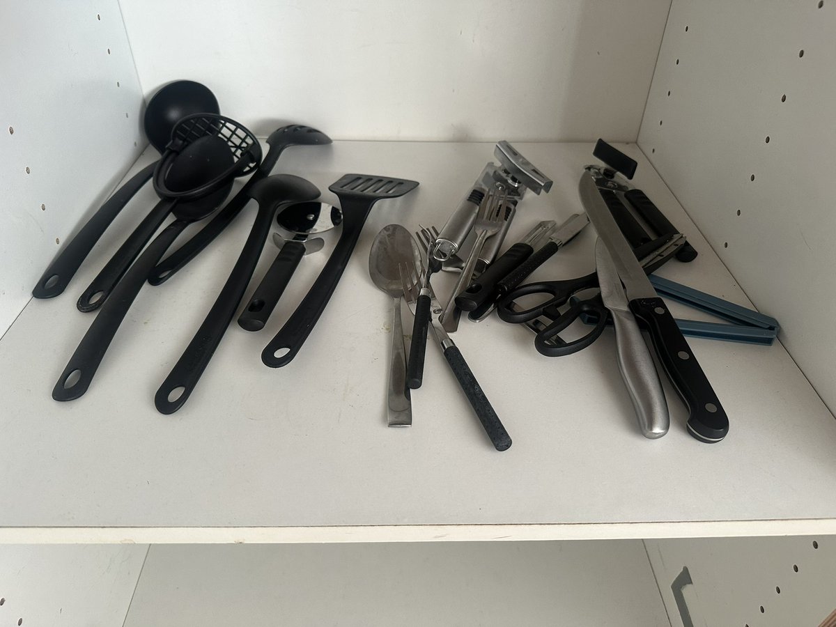 Als je voor 5 personen via Airbnb iets huurt dat geschikt zou moeten zijn voor 4+ personen, zijn er meestal maar 4 stoelen bij de tafel en vaak zijn de pannen ook niet groot genoeg om echt te kunnen koken…en in een enkel geval is dit de bestek la met al het bestek😂