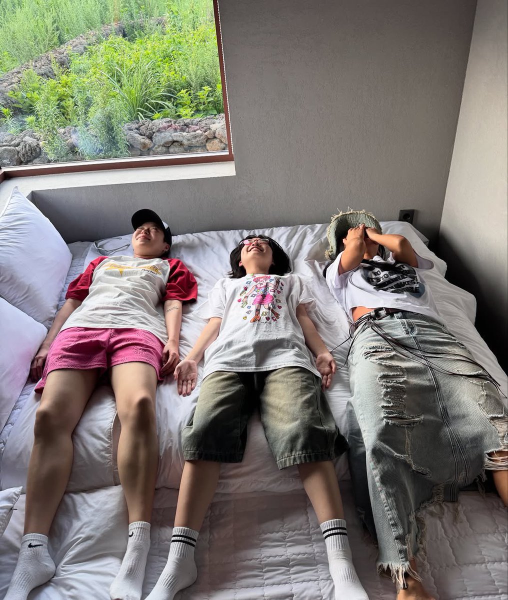 yeonwoo with hyocho imo &amp; rihey imo 🥹❤️