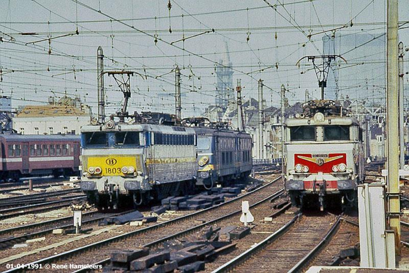 CheminsdeFerTC's tweet photo. Au 1er plan, des =>#nezcassé s sœurs jumelles au design moderniste du début des 60's, =>#Série18 de la SNCB et =>#CC40100 de la SNCF, à =>#BruxellesMidi (=>#Belgique) en 04-91. Au 2nd plan, une UM de #Série25.
📷René Hameleers, source : https://t.co/xrQYmY0wYg https://t.co/ArWn1hl0p7