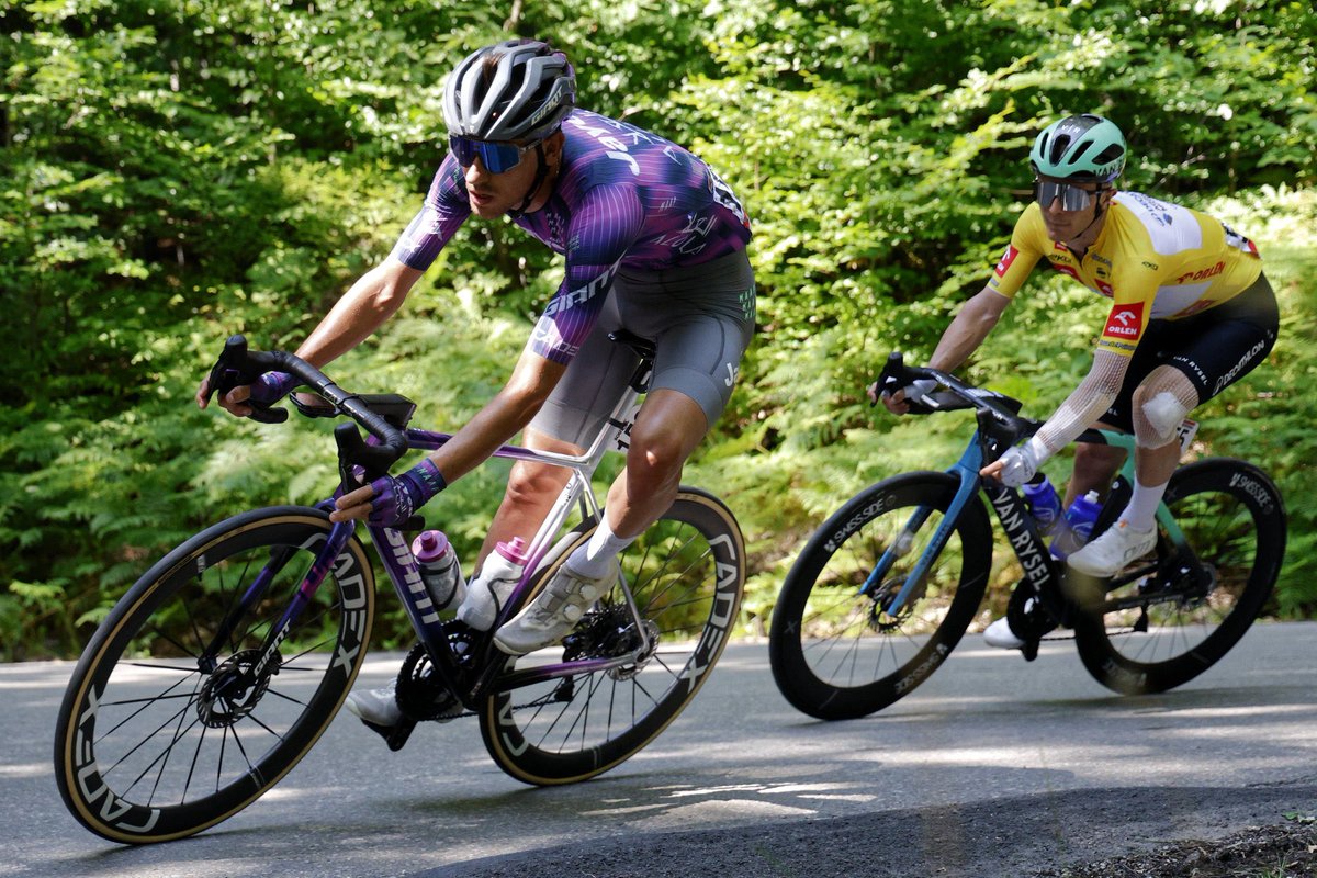 🇵🇱 #TourDePologne

The peloton is complete again, after Filippo Zana just tried to escape with a strong group.