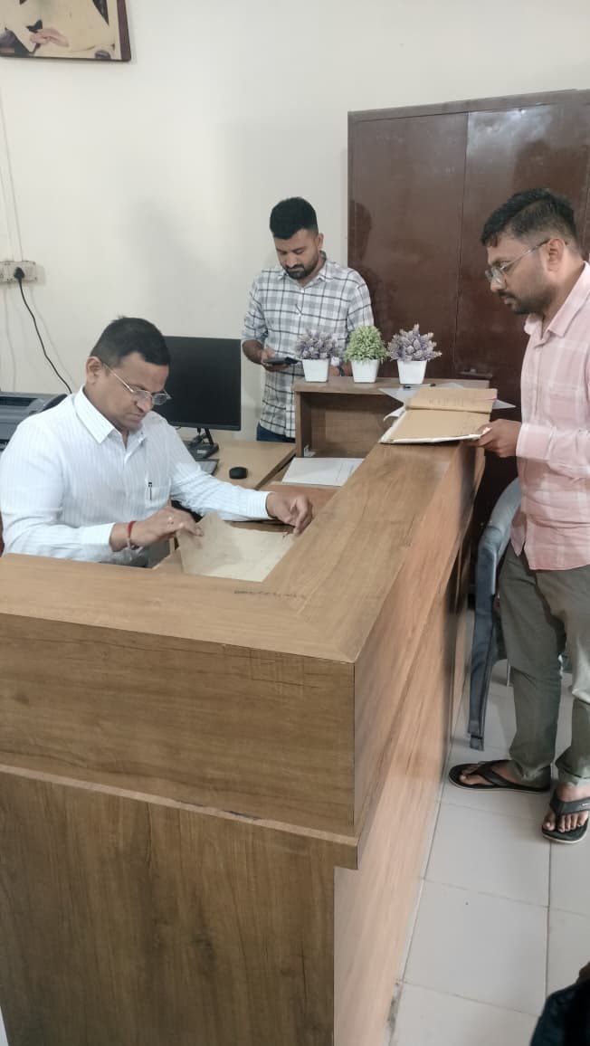 CollectorMorbi's tweet photo. મોરબી તાલુકાના ખરેડા ગામે મુલાકાત લઈ પંચાયતની સામાન્ય દફતર તપાસણી કરી અને ગામમાં વ્યાજબી ભાવની દુકાન , પ્રાથમિક આરોગ્ય કેન્દ્ર, પ્રાથમિક શાળા વિ. ની મુલાકાત લીધી https://t.co/oMIYdnBJqN