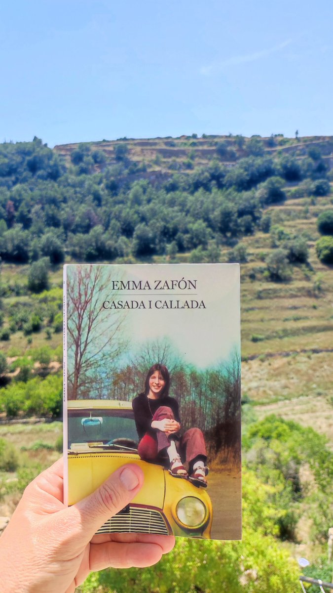 Novel·la contemporània i molt real que t'atrapa des del primer moment. Tracta molt el tema sentimental i la denúncia al masclisme. Tot això en els pobles propers al meu lloc d'estiueig. Molt gran @emmazafon.
Hi haurà una segona part? Jo la veig 😉
