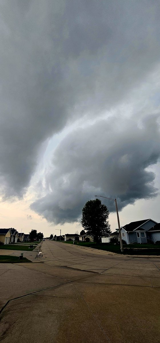 Neat outflow boundary passing over this morning. Grand Island, Nebraska 8-9-25 8:45 AM <a href="/NWSHastings/">NWS Hastings</a> #newx