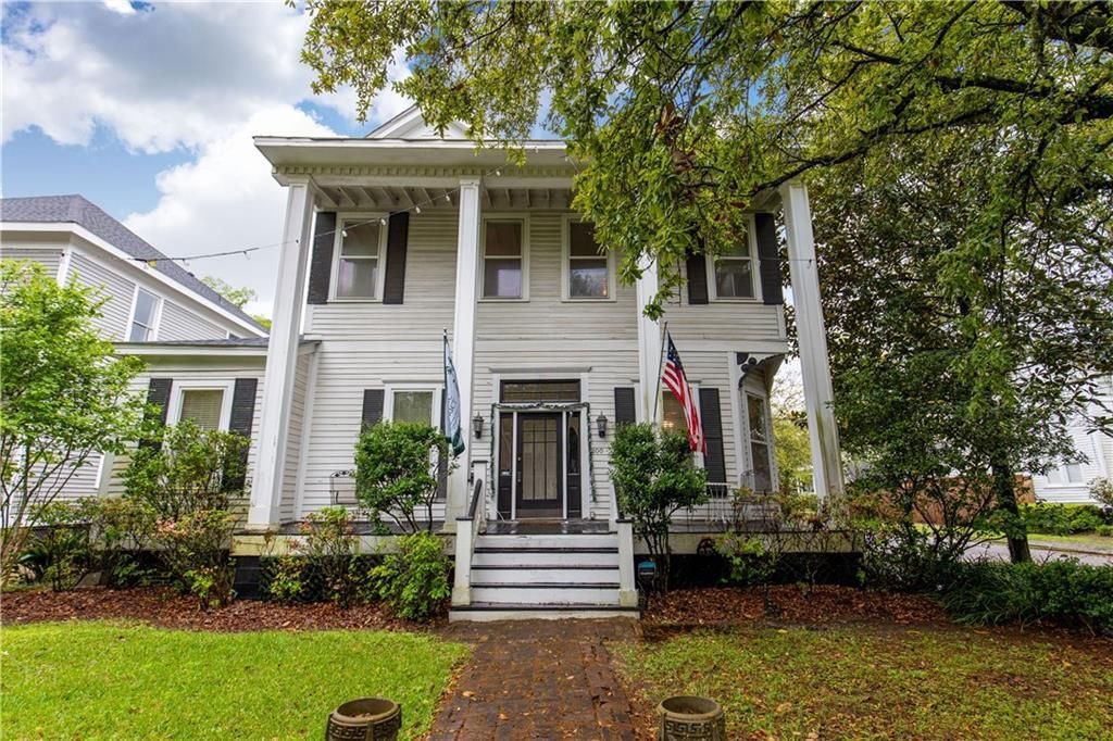 ChristyGustin1's tweet image. Open House in the very popular historic district: Oakleigh Garden District on Sunday, August 10 from 2-4PM at 200 South Georgia Avenue. Pool along with a 2 bedroom guest house! More info @ link #MobileAL #BellatorRealEstate christygustin.gobellator.com/p/200-Georgia-…