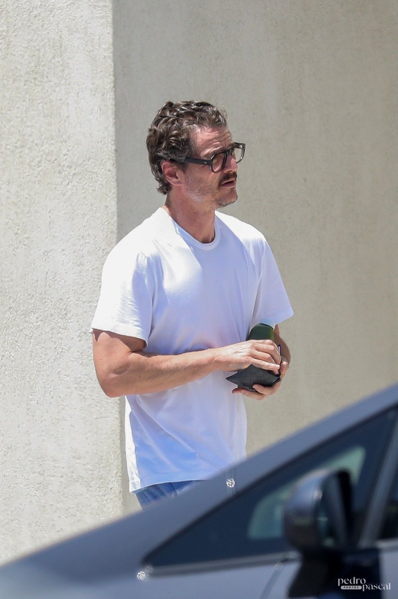 Pedro Pascal Photos tweet media