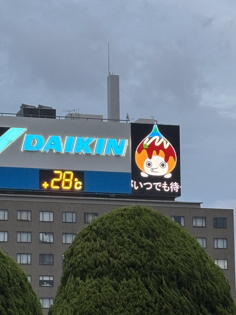 新大阪駅降りたらぴちょんくんが大阪フォームでおかえりしてくれてかわいかった(1枚目は消えかけのかに道楽)