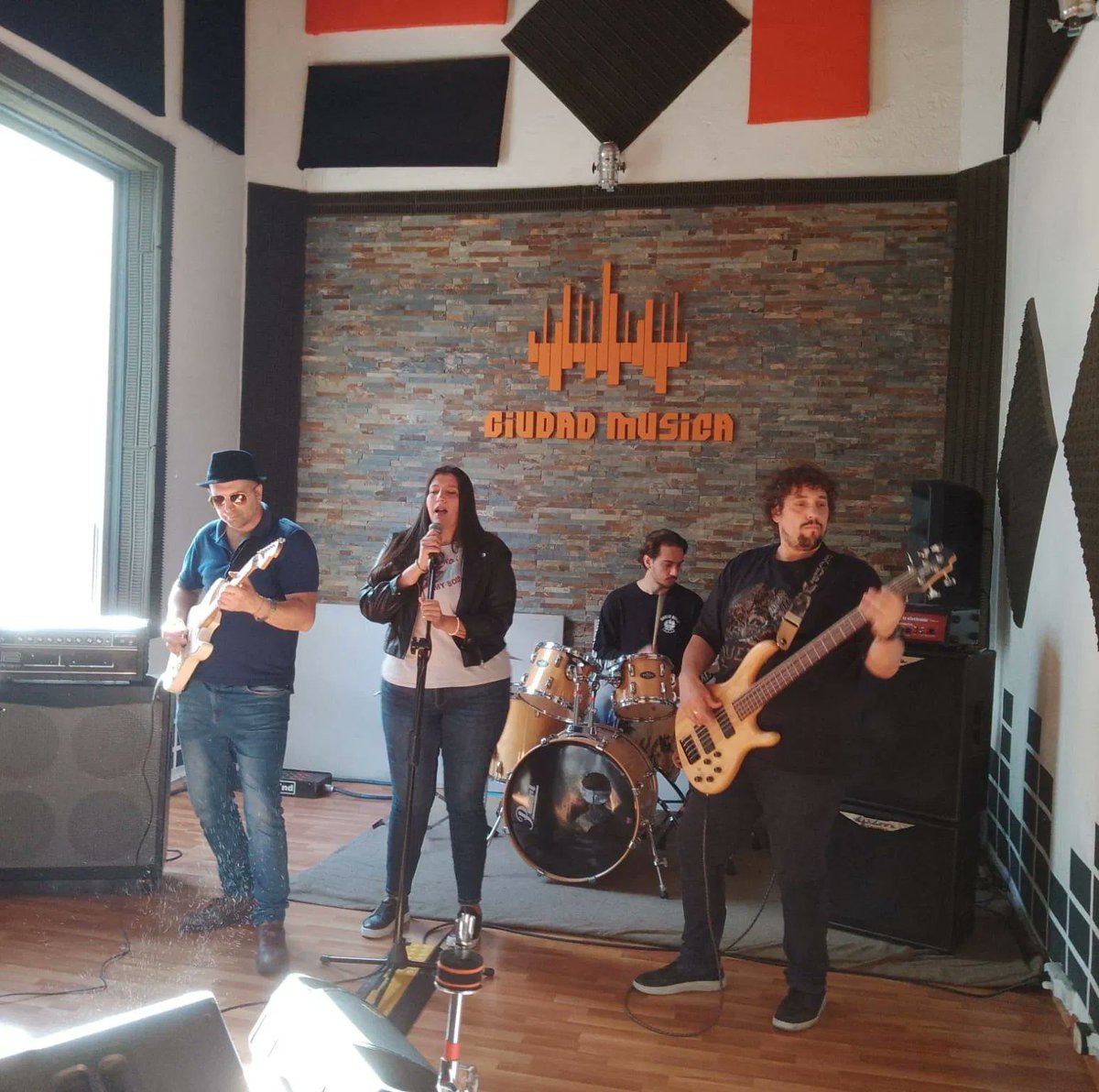 LA GATA RUSA – La huelga de las manecillas del reloj
LANZA SU PRIMER ÁLBUM @lagatarusarock cooltivarte.com/portal/la-gata…